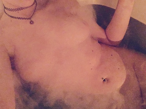 juicy–kitty:  Smoke on the water. 💙