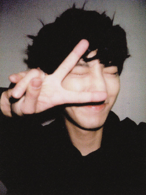 jirrongiee:EXO cute selfie in EXO-L Japan photobook