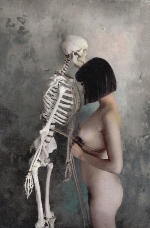 www.erresullaluna.comBettie with our SkeletonCreated with @chulipaquinModel is @bluebettie