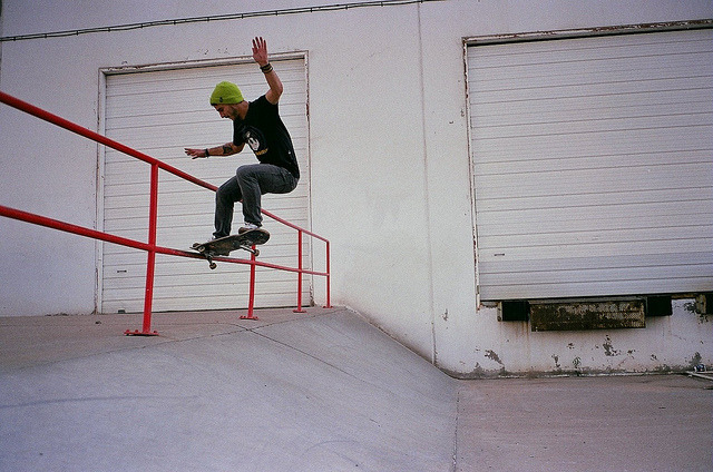 Frontside Crooked Grind to Fakie - Isaac (@deserthito)
Phoenix, 2011
www.flickr.com/photos/kigbot