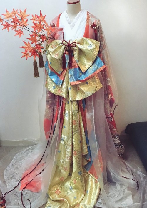 tanuki-kimono: “Freeform” kimono costumes styling by Mozu. It’s always interesting to see what can b