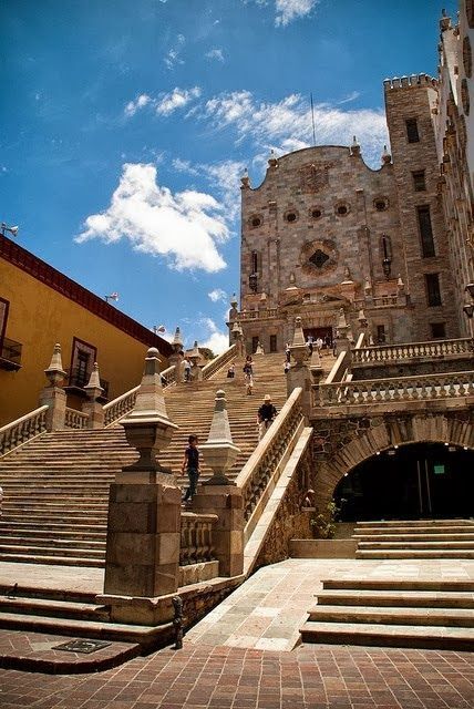 pamerreyga:  helengardenmaw:  L'Università di Guanajuato, Mexico  Llevameee