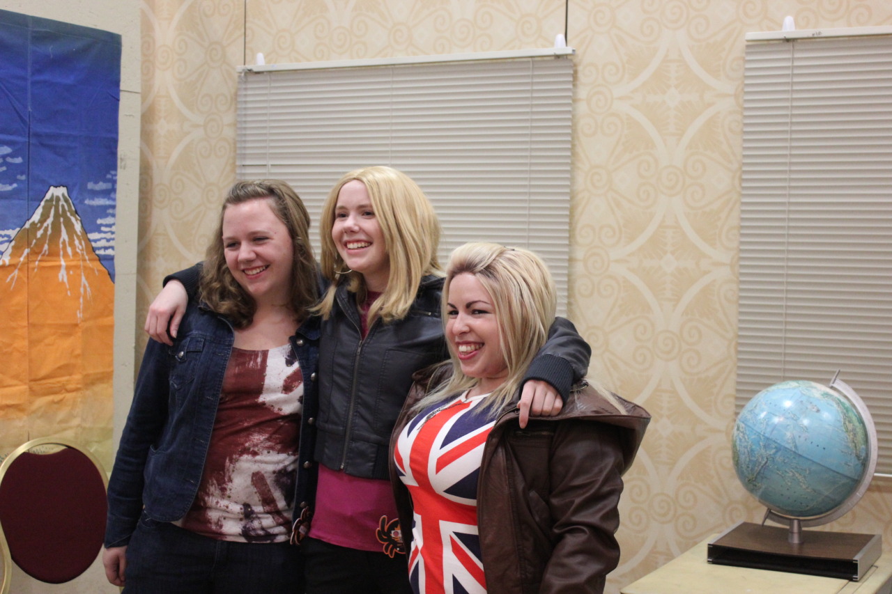 gingerten:  seafoam-photography:  The Rose Tyler’s of AkiCon! I loved this meetup