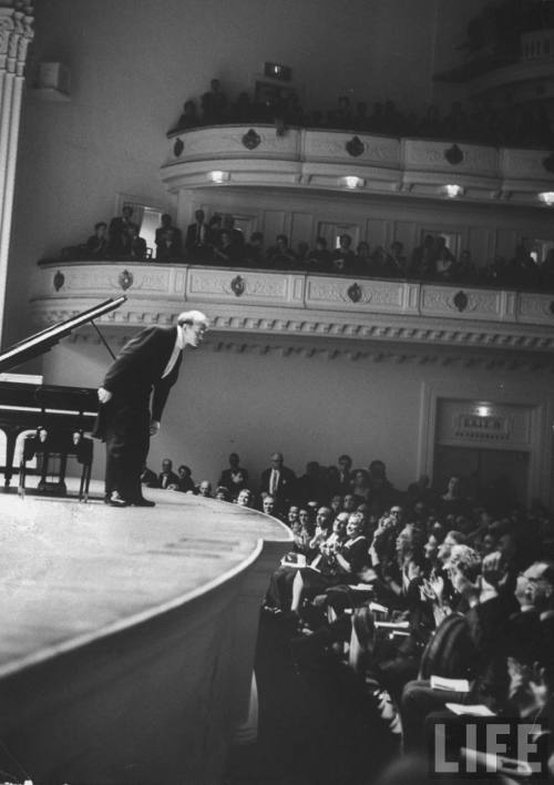 arpeggia:Sviatoslav Richter bowing after sucessful concert in Carnegie Hall, 1960Photo by Walter San
