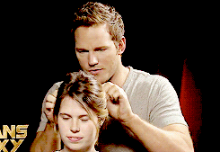 skitty-little-kitty:  thebatmn: Chris Pratt interrupts the interview to french braid intern’s hair x  He is just too cute 