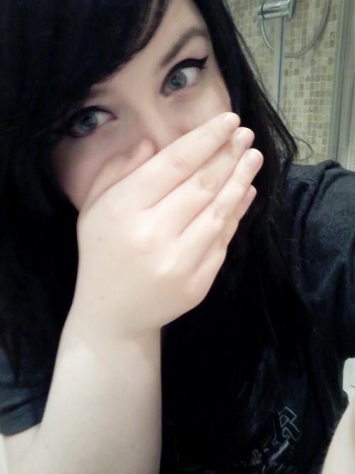 yungnoona:  eyeliner is rlly fucking hard when you wear glasses i’m sorry baekn0 i tried 