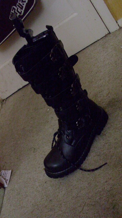 Boots ‘n Booty (1/3) I freakin’ love boots. It’s a new fascination I have, both with big gothic boots and with stylish, smaller ones. I love boots! Sometimes, I don’t wear anything else! 