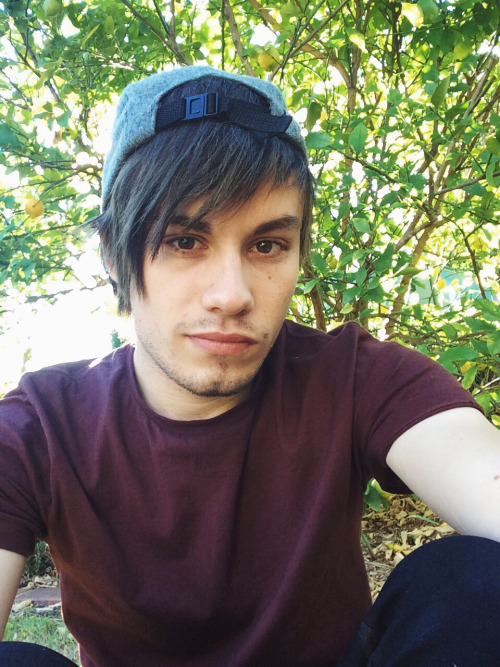 tigtag: I left uni early so I could come home and laze around in my parents garden and take selfies.
