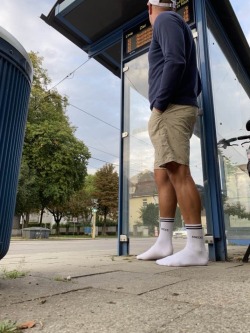 XXX sockjersey:whsoxman:Waiting for the bus in photo