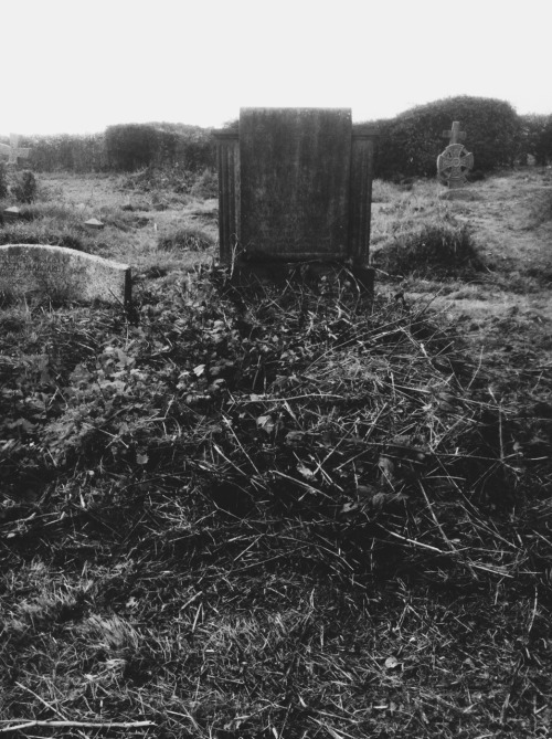 satanswidow: I found a load of old, neglected graves today.