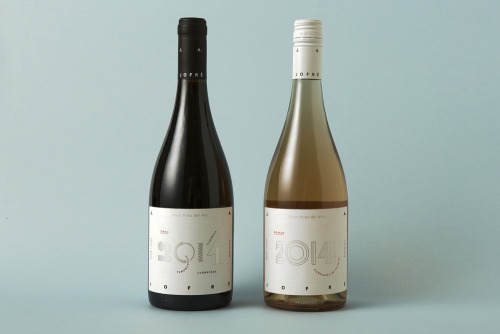 Chilean design company DEO created the brand identity for a range of young wines from Curicó Valley.