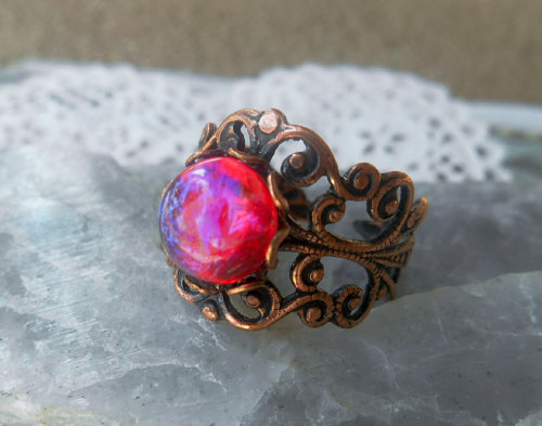 wickedclothes:Vintage Dragon’s Breath RingA fine cut of dragon’s breath rests on this co