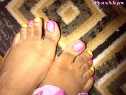 alyshahjaynexxx:  Pink&amp;Yellow Toes:)