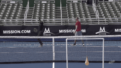 freeandimperfectthoughts:dailydot:Watch: Serena Williams effortlessly hits an array of tennis trick 