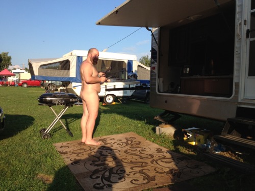 benjidacub:  cubmd4u:  piep1961:  cubmd4u:  Camping at The Woods in PA (Nudist Weekend, early August 2013)  Seine “Wurst” ging nicht,die wäre durch den Rost gefallen… ;-)    ( Nicht persönlich nehmen )  Some dude said I have a small penis in