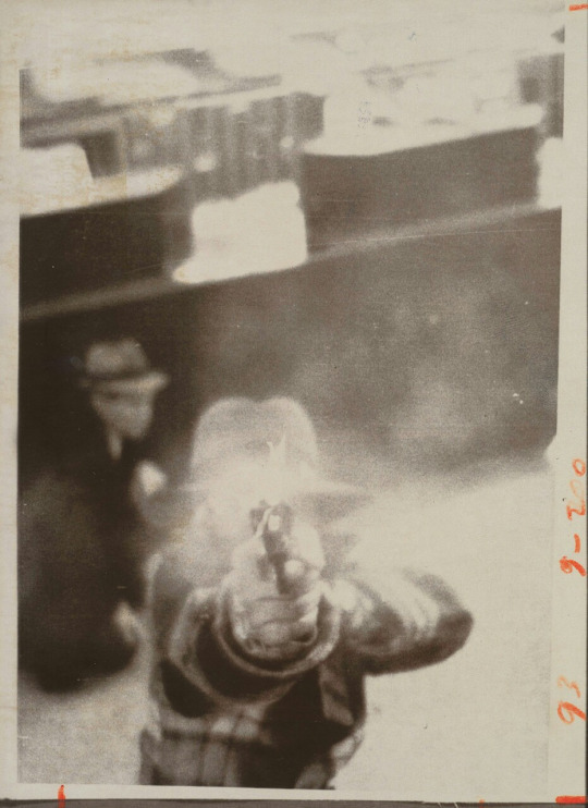 bullit-1987:Bank robber shooting his pistol at the surveillance camera in Cleveland,
