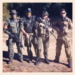 Esos compañeros de trabajo que te salvan el culo fuera de la oficina en tiroteos (en Airsoft Egara)