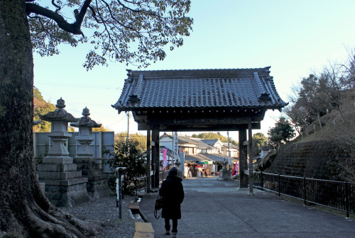 leaving the temple grounds at kasuisai temple in fukuroi city