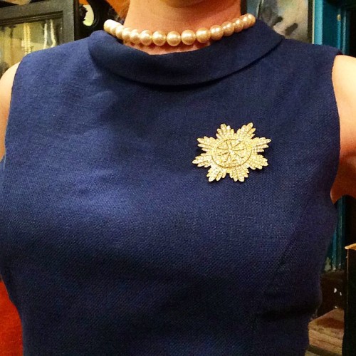 I can’t remember what it’s called when your pants and top match, but this cropped top has matching tapered high waisted pants. The blue is a perfect background for this brooch. #vintagejewelery #matchingstuff #fallfashion #shoplocal