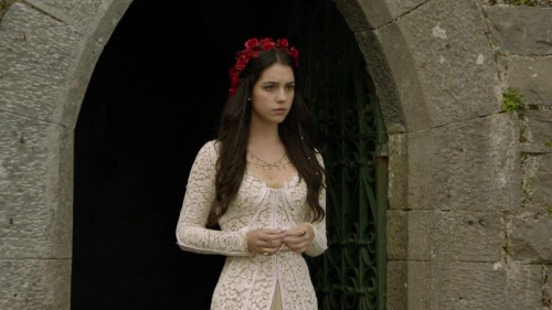 REIGN 1x02: ADELAIDE KANE wearing J. MENDEL RESORT 2013 (http://fashion-of-reign.tumblr.com/post/660