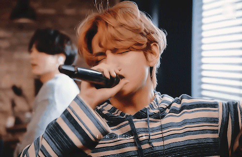 201006 Taehyung X Mikrokosmos
