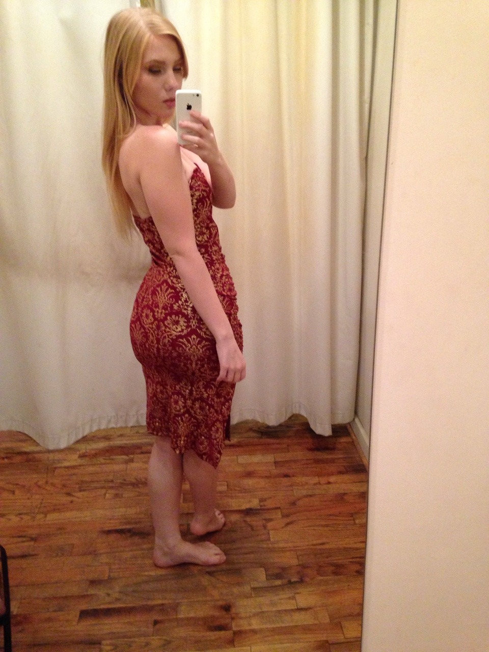 rapunzelie: This dress made my ass-to-waist ratio so fucking phenomenal  Lemme hit