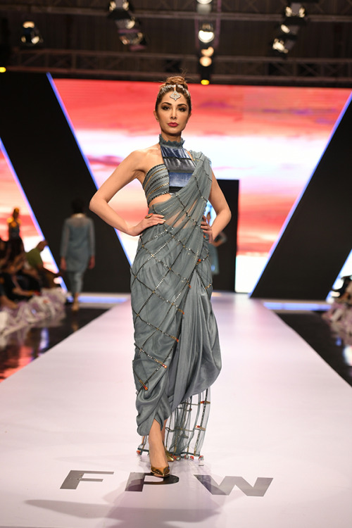 badass-bharat-deafmuslim-artista:Fashion Pakistan Week, Spring &amp; Summer 2018 Collection. Des