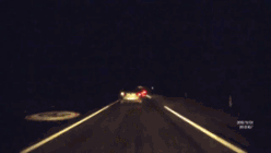 yodiscrepo:  Nunca adelantes por línea contínua en una carretera. Y menos a la policía.  Fail