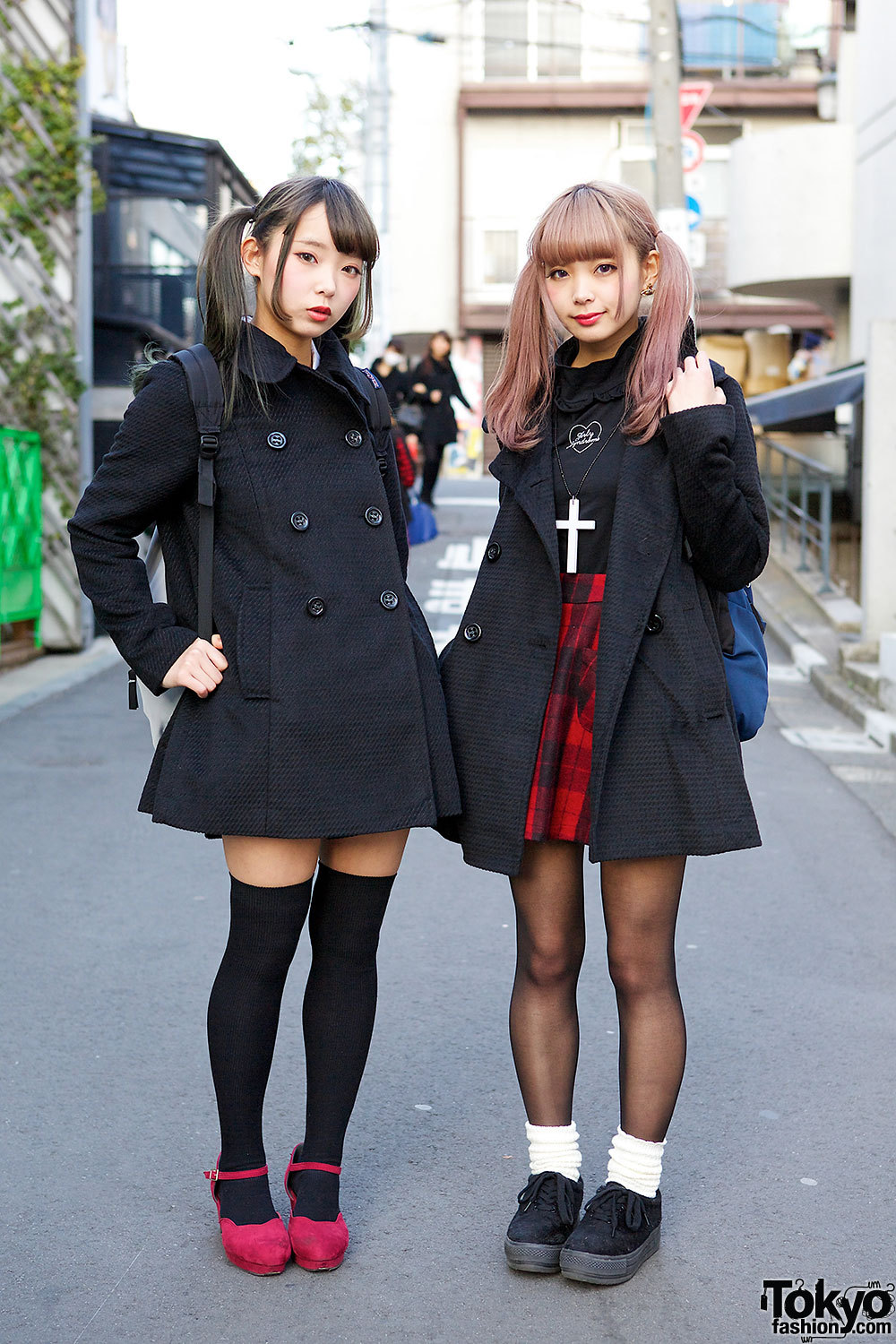 tokyo-fashion:  Twin Japanese sisters Mim (right, pink hair) and Mam (left, darker