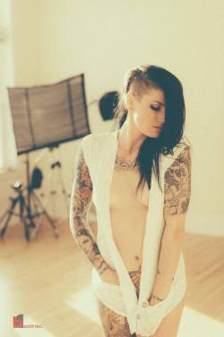 nothing-beats-tatooed-babes:  nothing-beats-tatooed-babes