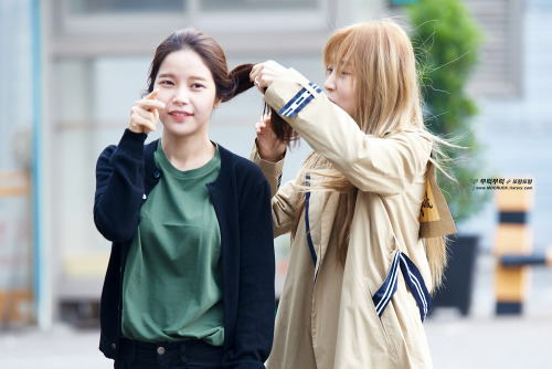 fy-yongsun: 160408 Solar &amp; Moonbyul @ Music Bank © Mooruck | do not edit or crop the lo