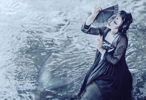 【黑鱼】 Black FishDarkly elegant mermaid photoshoot by 宇宙小航. The model is wearing traditional Chinese h