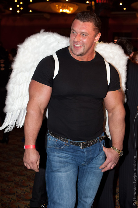 twinkforbigmen331:  londonboy45:  My kind of angel.  He could bust the heads of