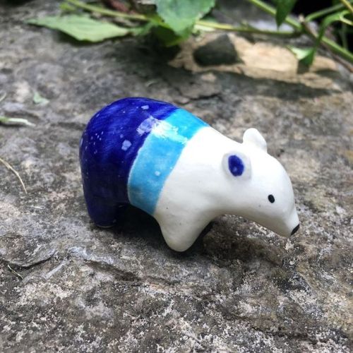 I think this polar bear looks adorable I’m very happy with the colors and I love the blue on the ear