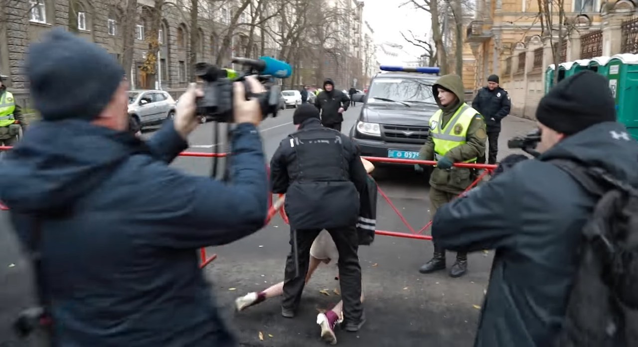 PROTESTA EN KIEV. Policías detienen a activistas en topless del grupo de derechos de las mujeres Femen durante una protesta contra el presidente ucraniano Poroshenko en Kiev, Ucrania, el cuarto aniversario de la Revolución de la Dignidad....