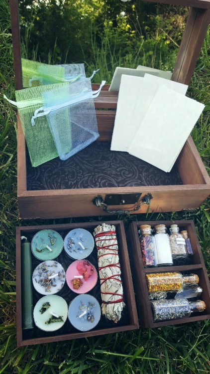 This kit is less adorned than our usual boxes but is packed with essentials! This box is ideal for o