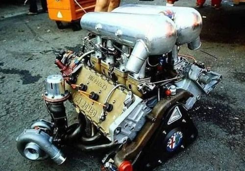 Nel 1983 nasce il motore Alfa 890T, progettato da Carlo Chiti dell’Autodelta, l’unico V8 Turbo 1500cc montato su una monoposto di F1
Passione Motori
https://www.instagram.com/p/CqAyPTbtMbJ/?igshid=NGJjMDIxMWI=