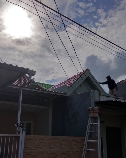 Getting some repairs done, got distracted by the sky. #homerepairs #greenpaint #eastjava #indonesia 