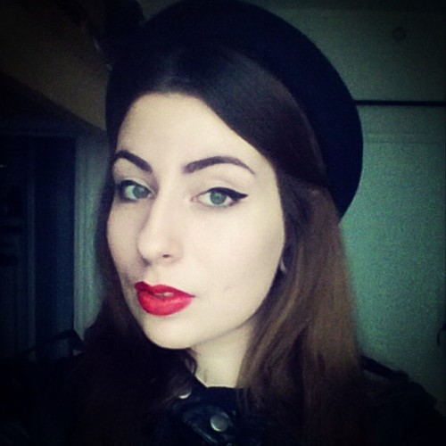 #selfie #hat #brunette #frenchgirl #redlipstick