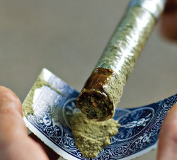 smokealismoke:  Adding kief to the joint.