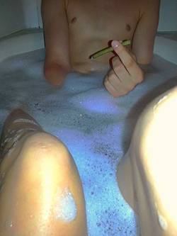 vodkxa:  p4sstheblunt:  Bubble baths and