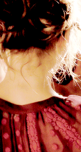 gilbertelena:  Elena’s different styles in her visions (5x18) 