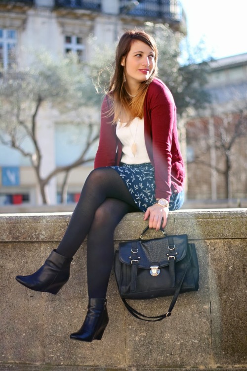 Black semi-opaque pantyhose with red cardigan, blue skirt with bird pattern and white blouse