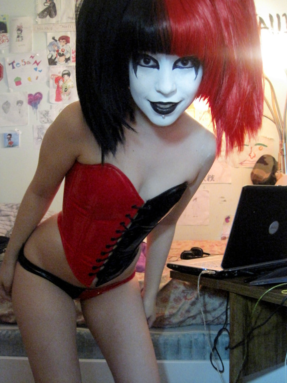 geekyloves:  Submit your Sexy Geek Pics here.