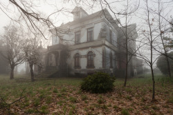 steampunktendencies:  Stunning Abandoned Homes Are Surprisingly Full Of Life “Abandoned homes are the kind of thing you typically only happen upon when your GPS leads you astray. Unless, that is, you’re author Ransom Riggs, who’s on a mission to