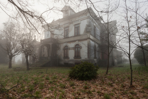 steampunktendencies: Stunning Abandoned Homes Are Surprisingly Full Of Life “Abandoned homes a