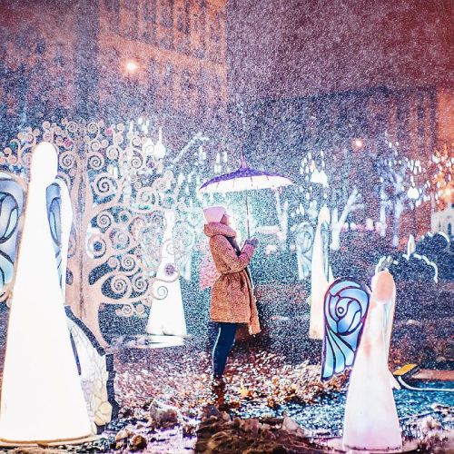 asylum-art-2:  Magic & Sparkling Orthodox Christmas in Moscow  Russian photographer Kristina Makeeva  has immortalized well, from her Instagram, the magic of the orthodox  christmas (on the 7th January) she celebrated in Moscow. She travelled  across