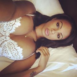 spectacular-view:  Analicia Chaves