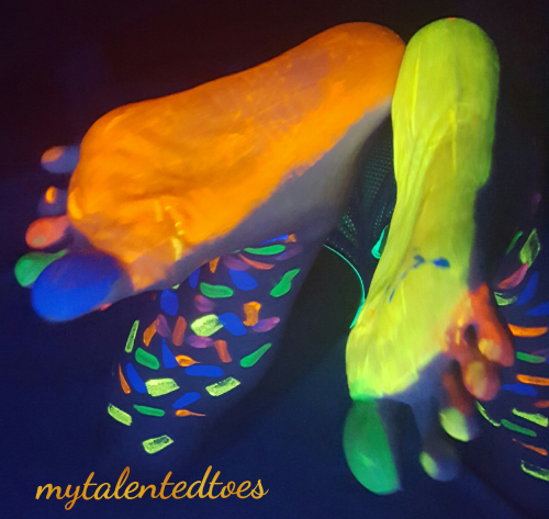 mytalentedtoes:  Glowing soles!