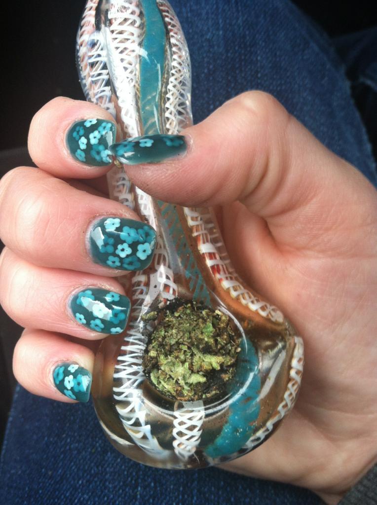 weedporndaily:  My bowl coordinates beautifully with my nails